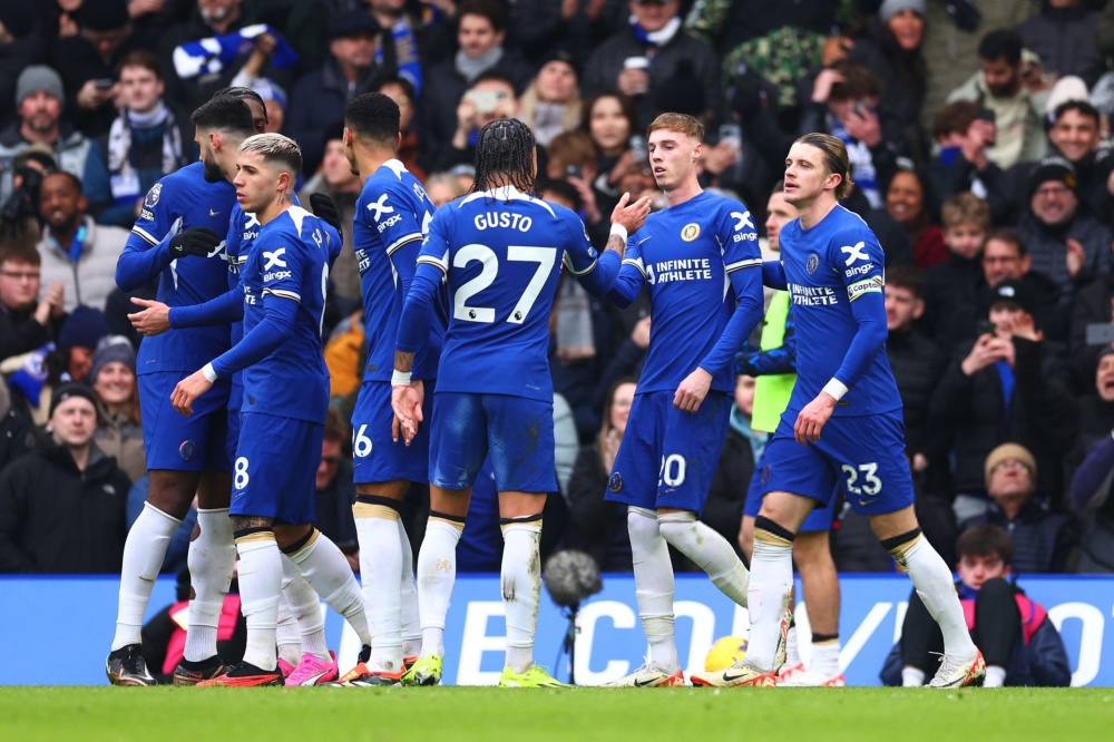 库里疑似被犯规未响哨 随手一抛仍然命中