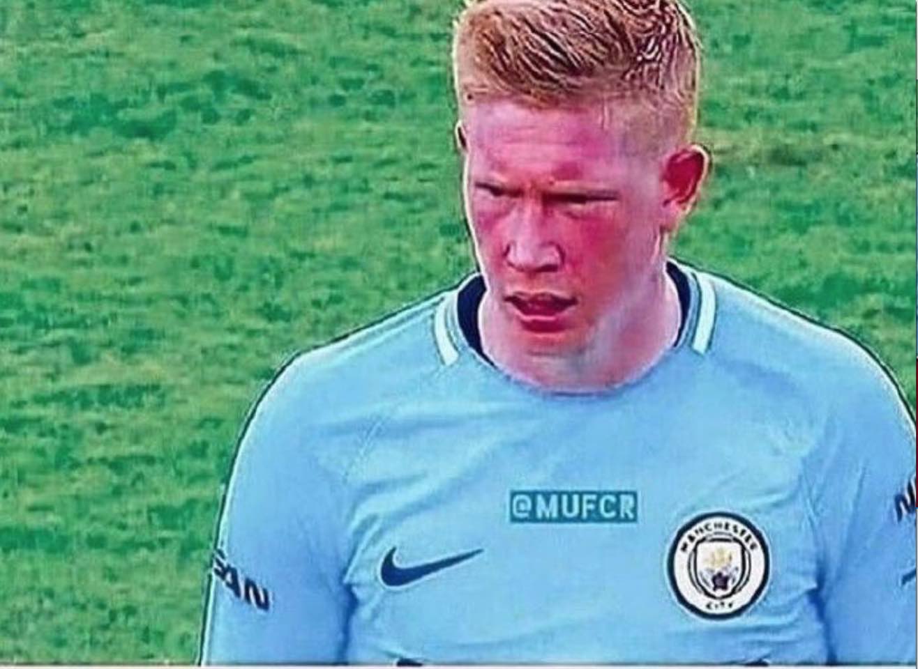 德扑锦标赛泡沫期：如何利用你的筹码优势让中等筹码玩家不敢入局。（德扑锦标赛泡沫阶段：用筹码优势压制中等筹码玩家的入局意愿）